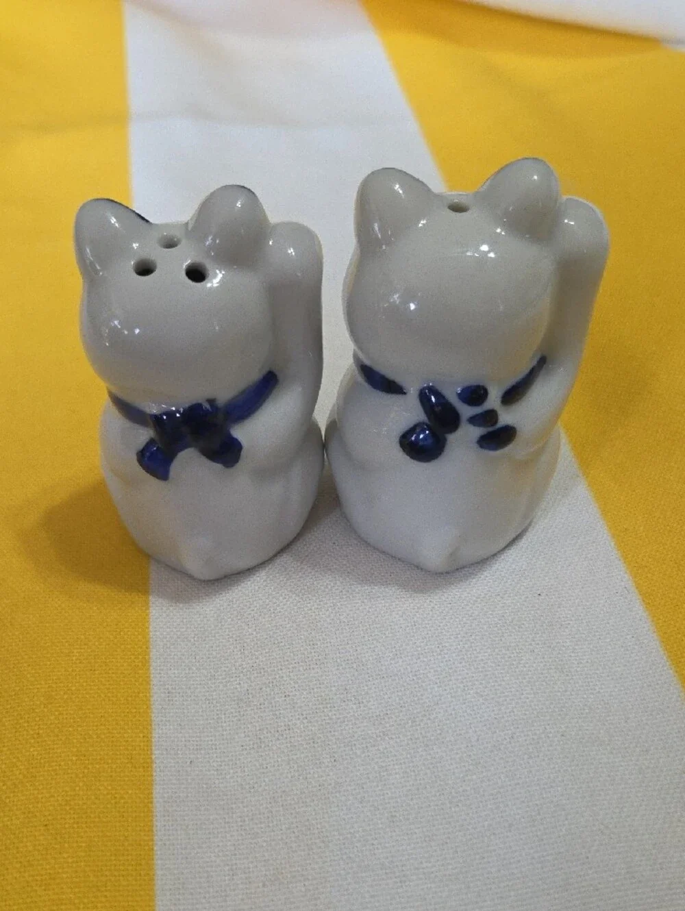Blue White Maneki Neko Lucky Cat Salt & Pepper Shakers Porcelain Asian Decor